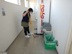 床のモップによる水拭き